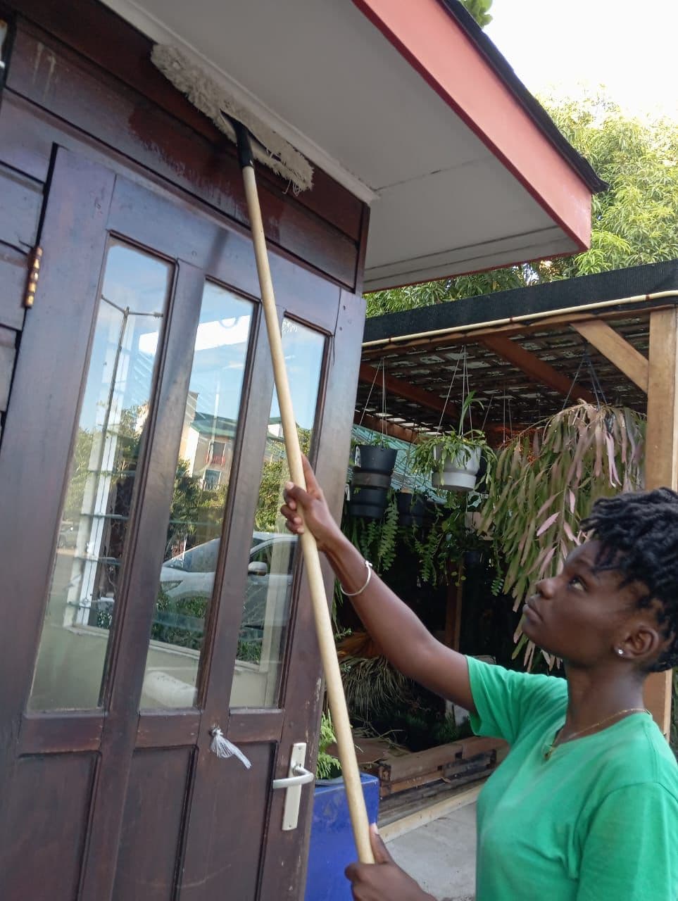 S.A.C.C.S medewerker reinigt glas bij een woning