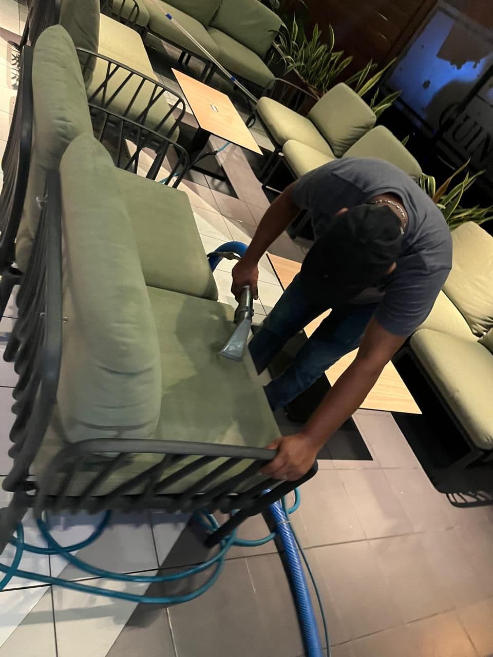 S.A.C.C.S. medewerker reinigt meubilair